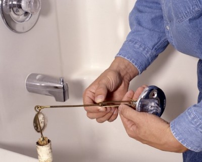 Plombier répare un robinet cassé