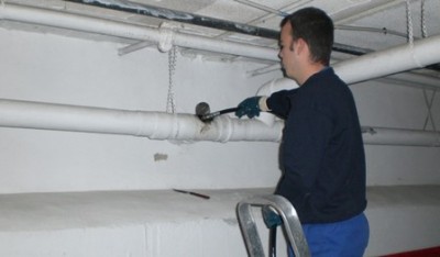 Plombier inspecte les égouts avec inspection caméra