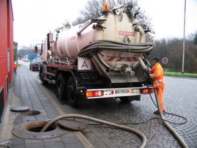 Camion de pompage pour déboucher les canalisations
