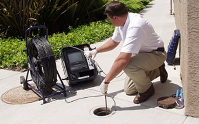 Déboucheur inspecte une canalisation avec une caméra vidéo