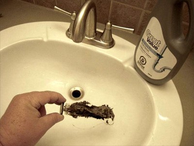 Débouchage lavabo avec un produit chimique