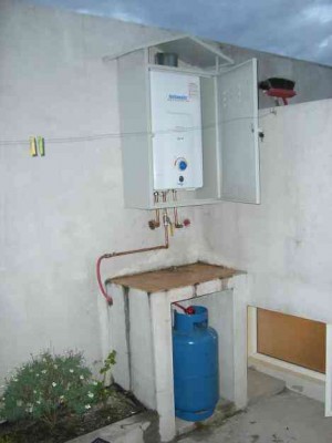 Mise en place de la chaudière à gaz à l'exterieur de la maison