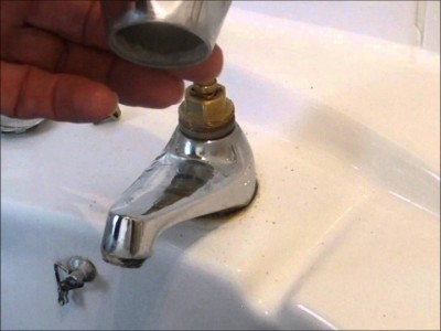 Plombier répare un robinet qui est cassé