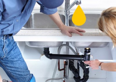 Plombier assure le placement d'un évier de cuisine et vérifie les raccordements eau