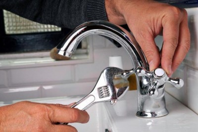 Plombier assure le placement du robinet