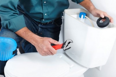 Plombier répare unz toilette