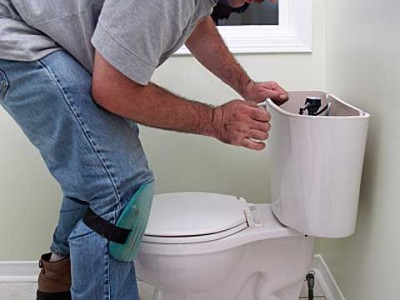 Plombier assure la pose du WC