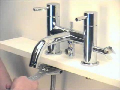 Plombier assure le placement d'un nouveau robinet 