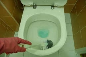 Détartrage wc avec un produit détartrant